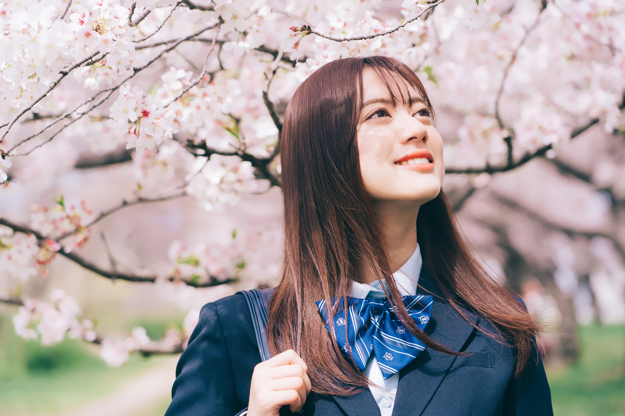 スキンケア製品と美容医療の違いを考える女性