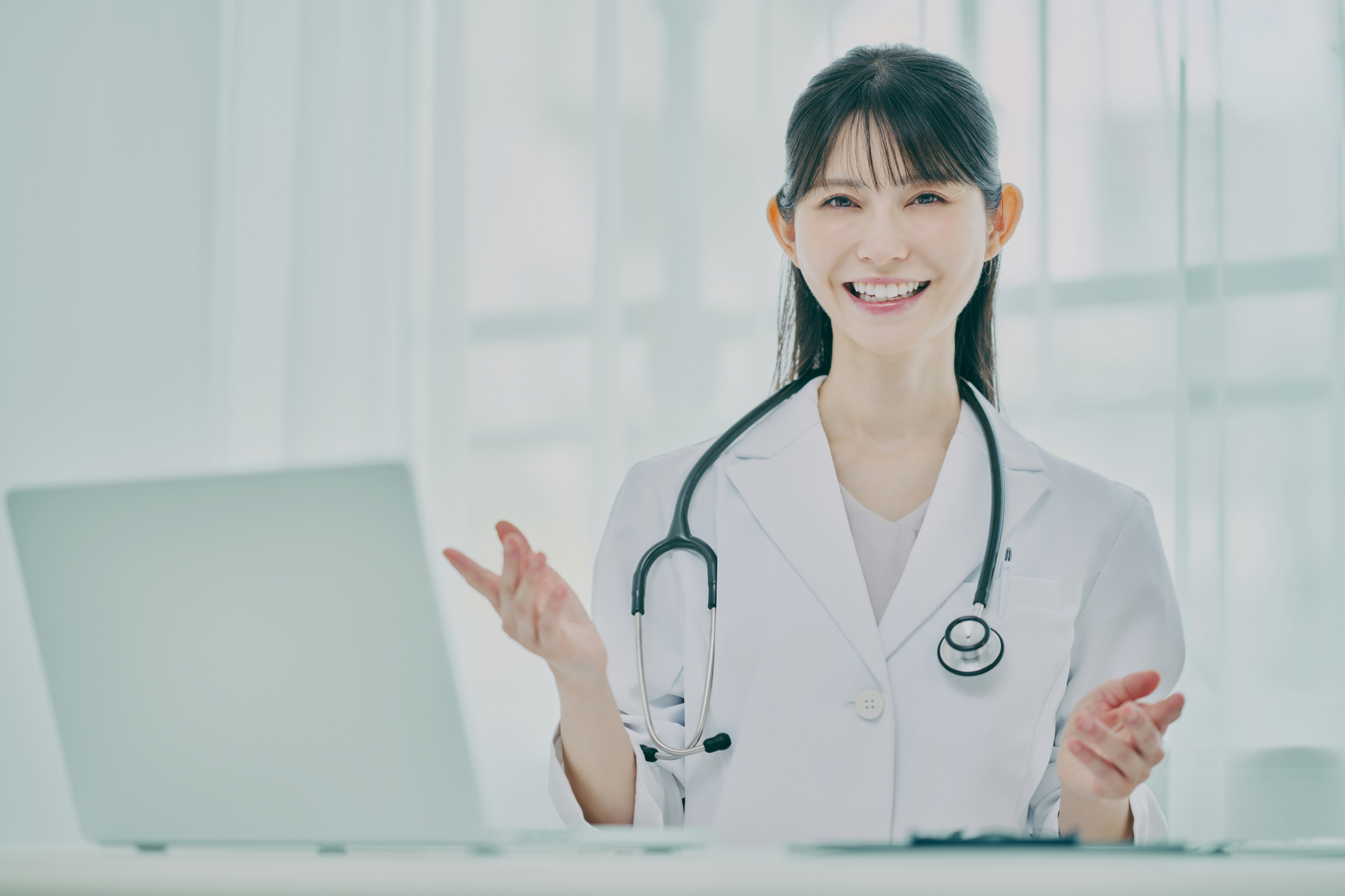 大阪梅田のクリニックで丁寧な施術を受ける女性