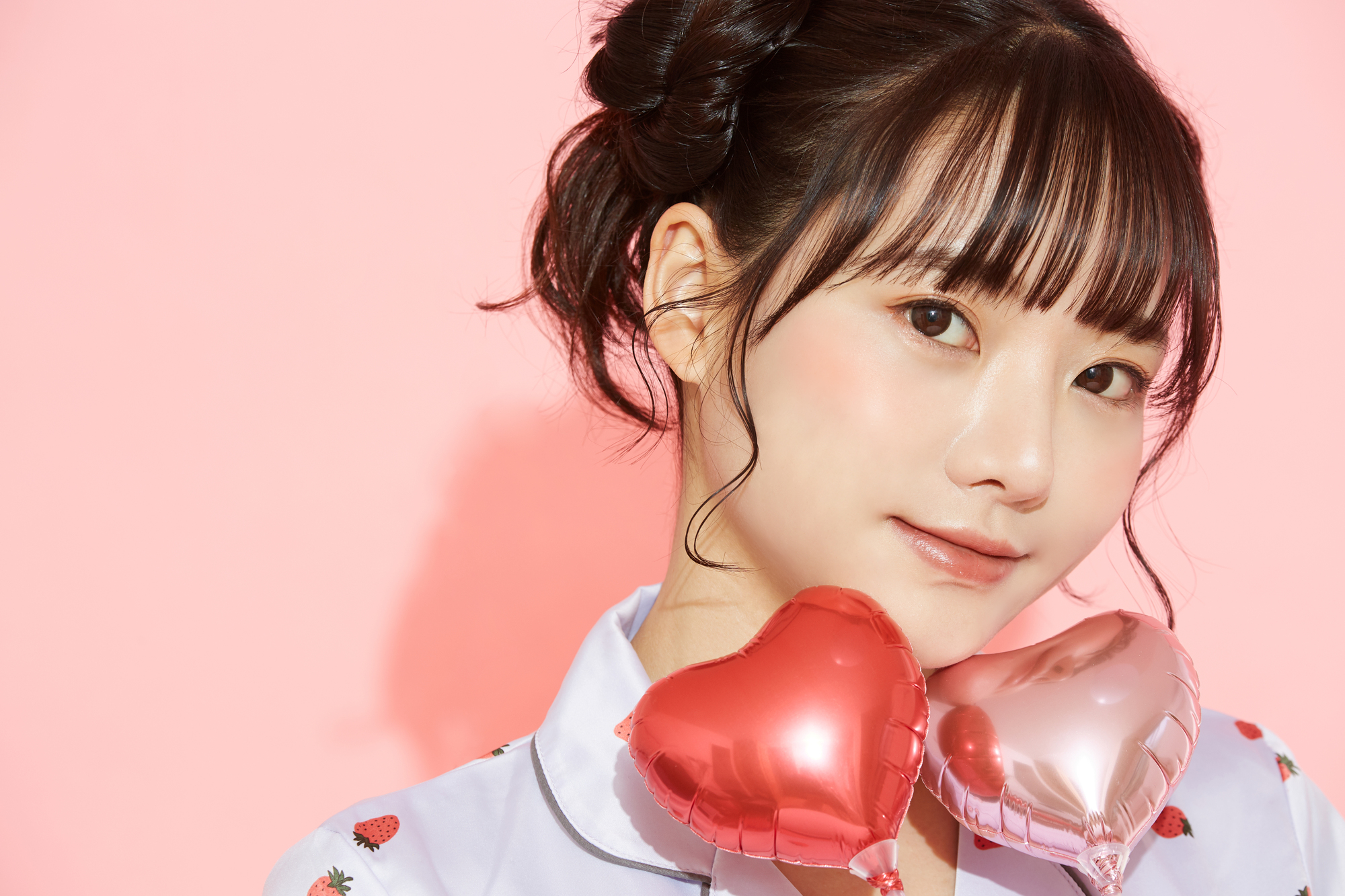 鏡でフェイスラインを確認する女性